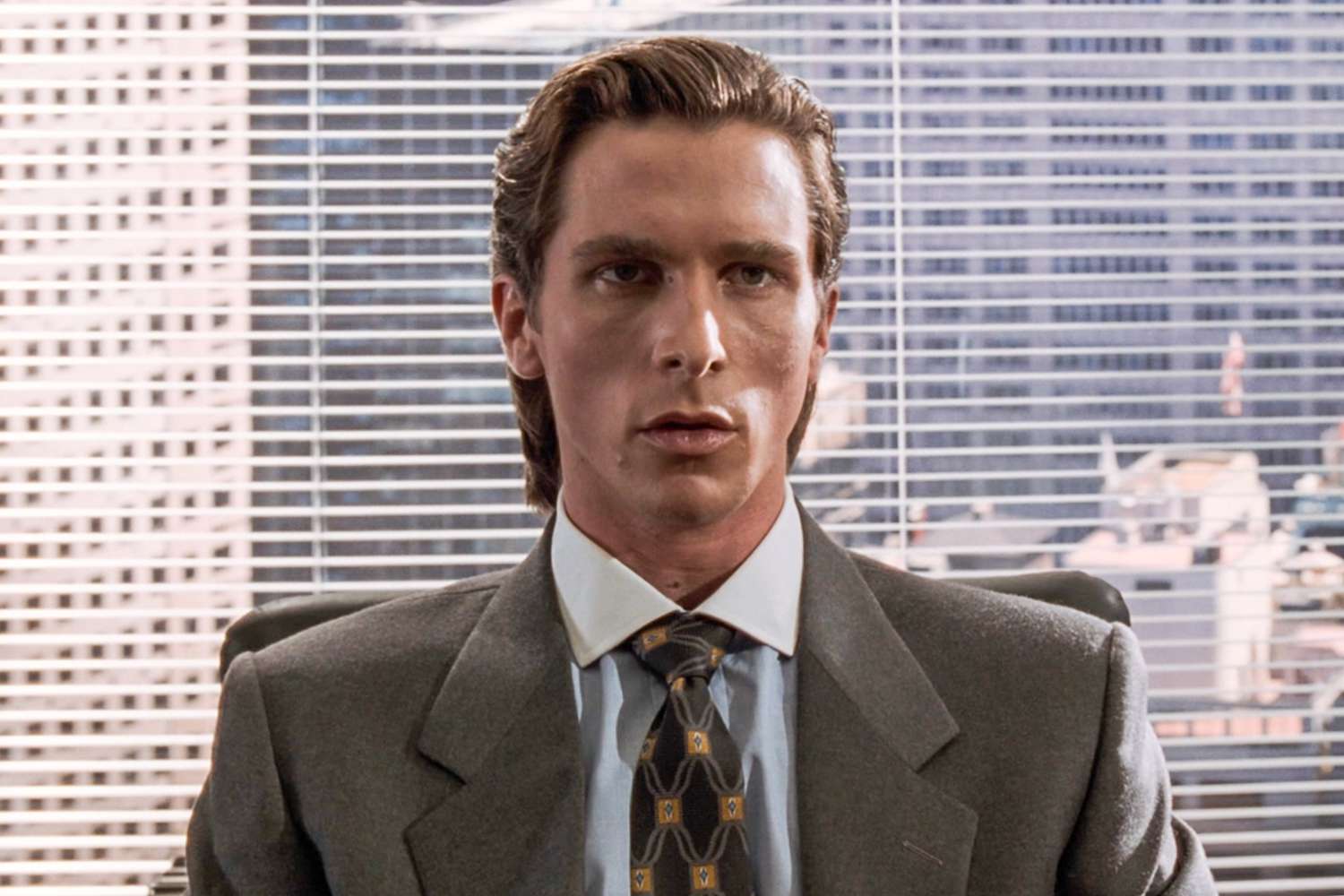 Ambientado na Nova York dos anos 1980, Psicopata Americano acompanha Patrick Bateman, um jovem e bem-sucedido executivo de Wall Street obcecado por status, aparência e luxo. Por trás da imagem impecável e da vida cercada de privilégios, ele esconde uma personalidade fria, sádica e profundamente perturbadora. Enquanto mantém uma rotina aparentemente normal entre colegas e festas da alta sociedade, Bateman passa a cometer atos violentos e assassinatos brutais.