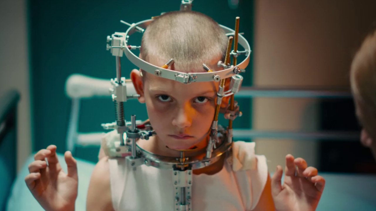 Após uma série de crimes inexplicáveis, um ex-bombeiro se reencontra com seu filho, desaparecido há 10 anos.