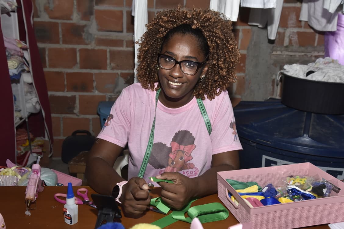 De laços a crochê: mães atípicas empreendem para sobreviver