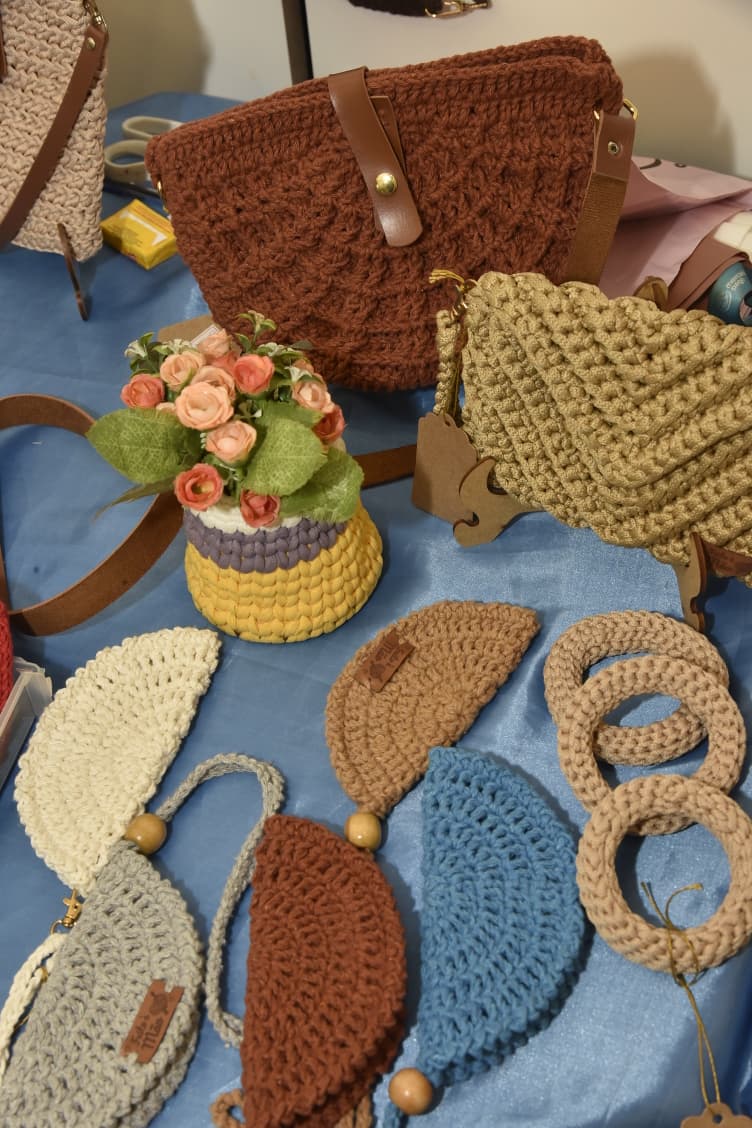 De laços a crochê: mães atípicas empreendem para sobreviver