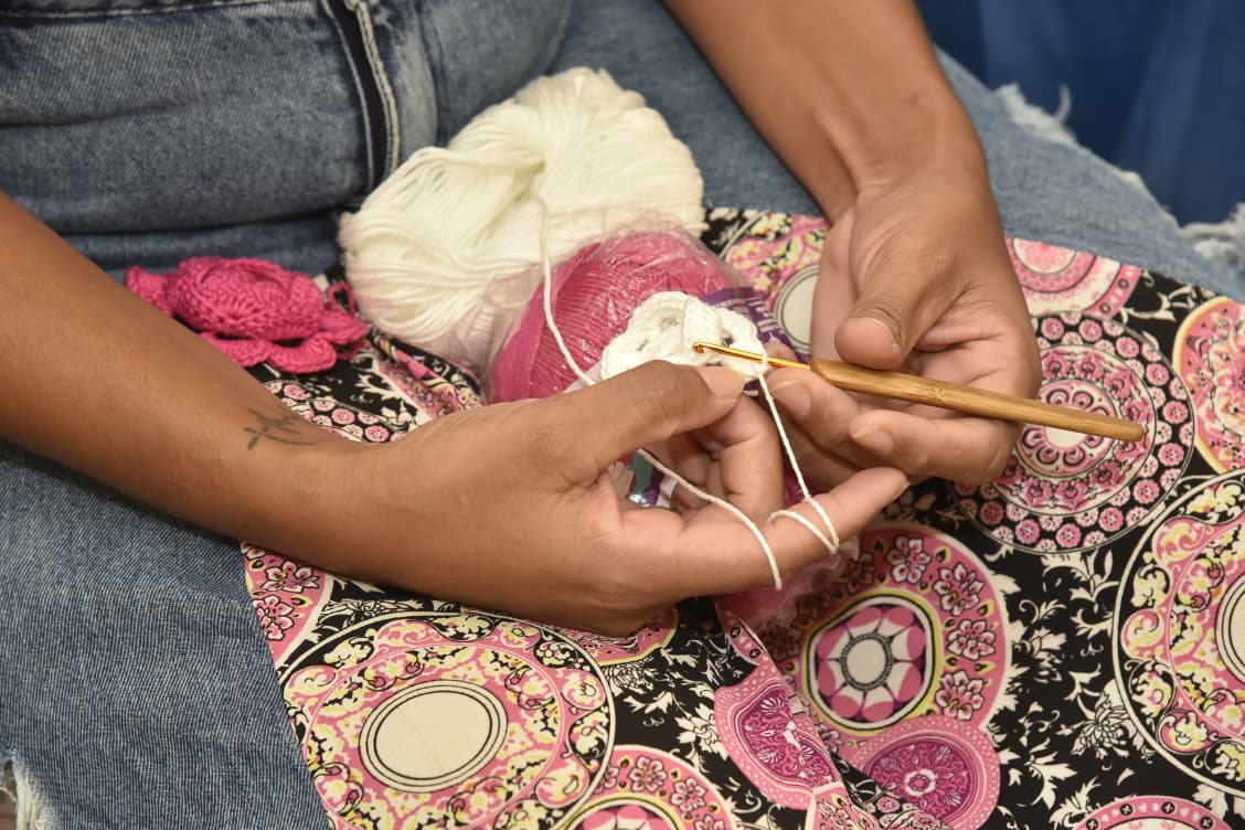 De laços a crochê: mães atípicas empreendem para sobreviver
