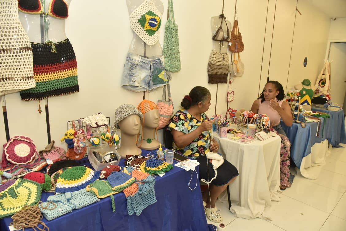 De laços a crochê: mães atípicas empreendem para sobreviver