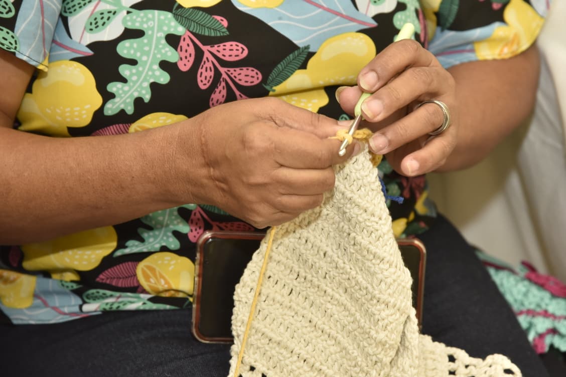 De laços a crochê: mães atípicas empreendem para sobreviver