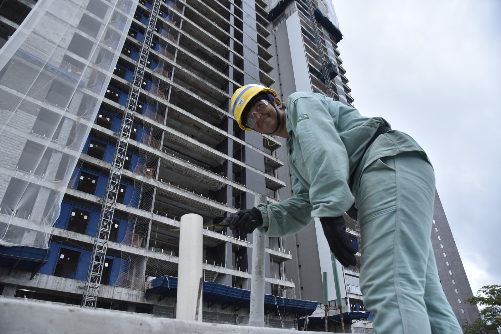 Entre tubos e coragem: a história da mulher que desafia o machismo nas obras