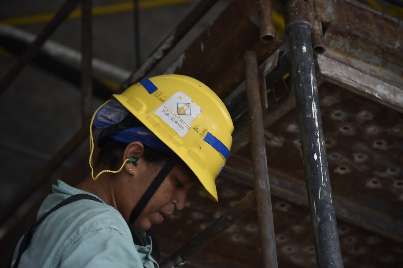 Entre tubos e coragem: a história da mulher que desafia o machismo nas obras