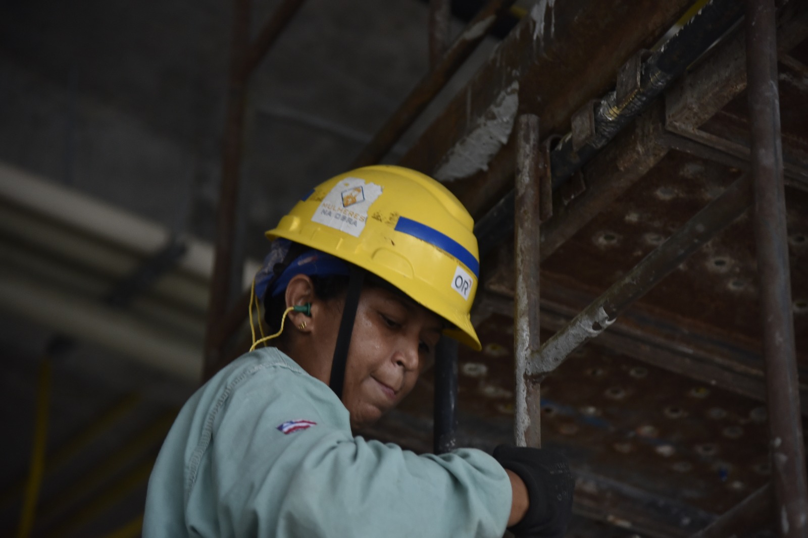 Entre tubos e coragem: a história da mulher que desafia o machismo nas obras