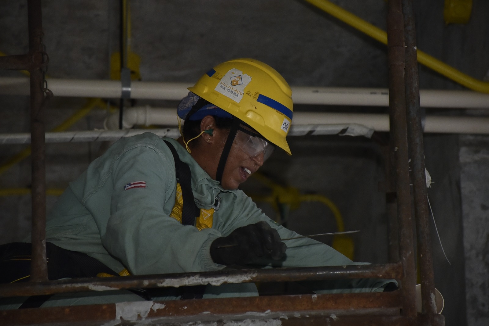 Entre tubos e coragem: a história da mulher que desafia o machismo nas obras