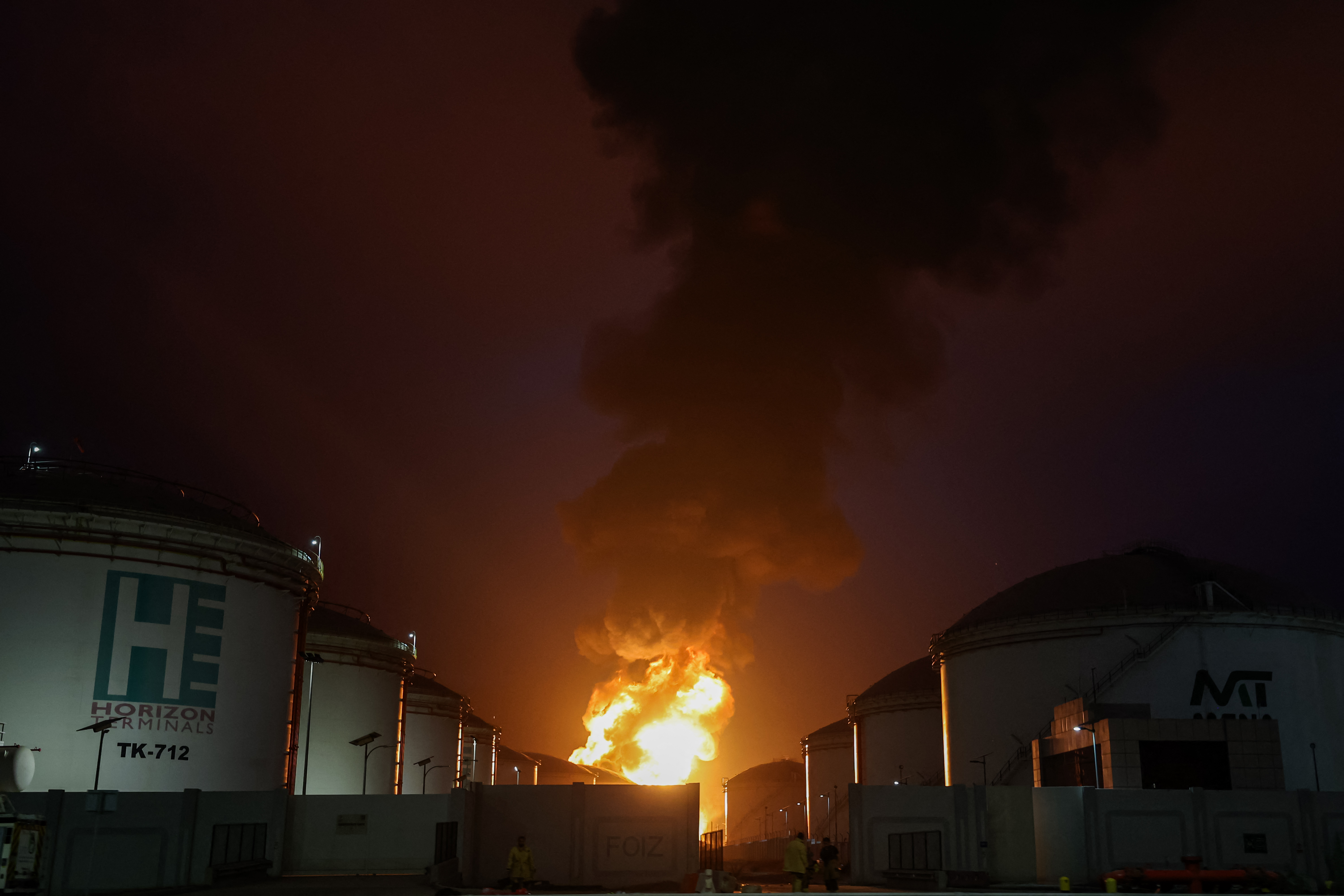 Coluna de fumaça se eleva de um incêndio no porto de Fujairah, no emirado de Fujairah, no Golfo Pérsico