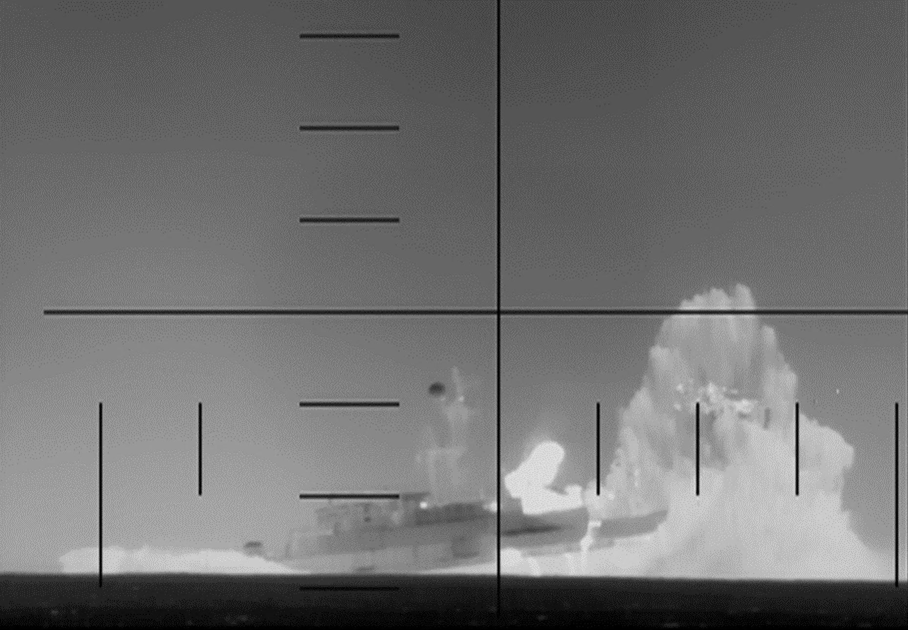 Esta imagem, capturada de um vídeo divulgado pelo Departamento de Defesa dos EUA em 4 de março de 2026, mostra um submarino da Marinha dos EUA disparando e afundando um navio de guerra iraniano no Oceano Índico