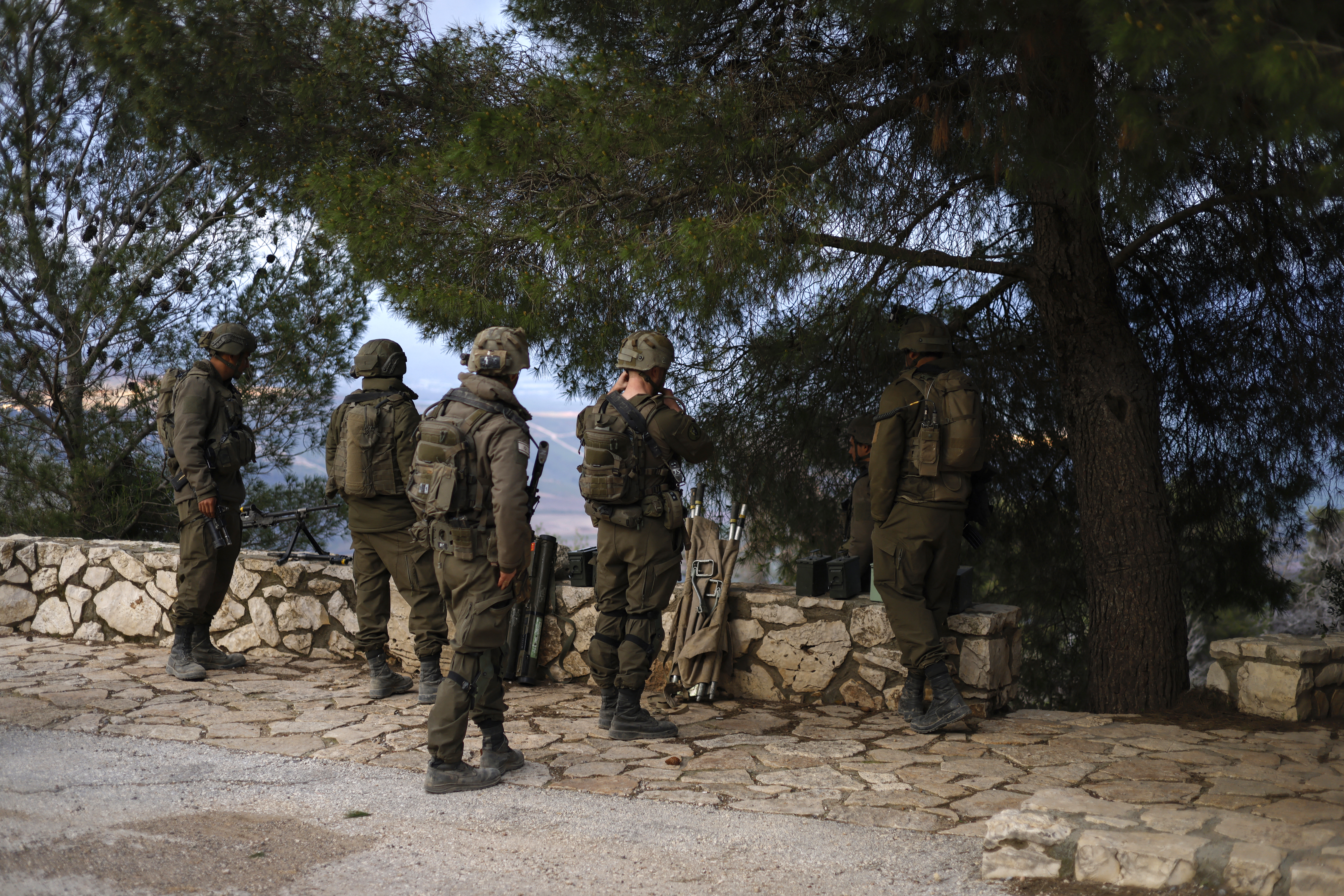 Soldados israelenses tomam posição ao longo da fronteira entre Israel e Líbano