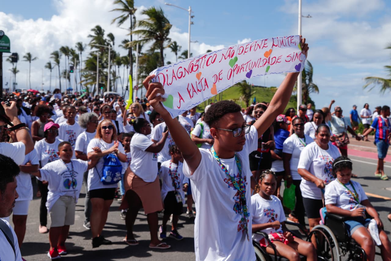 Famílias se reúnem em caminhada por inclusão de autistas em Salvador