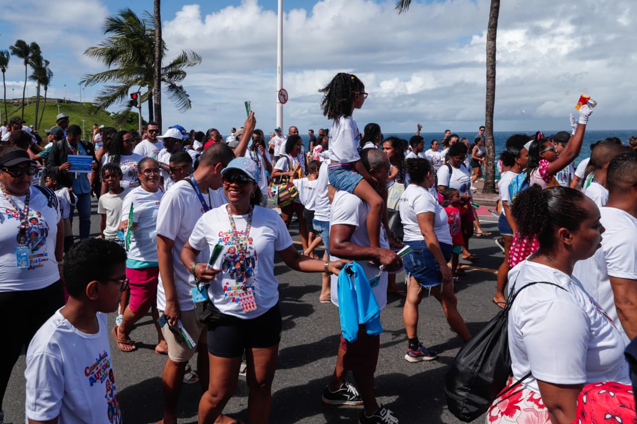 Famílias se reúnem em caminhada por inclusão de autistas em Salvador