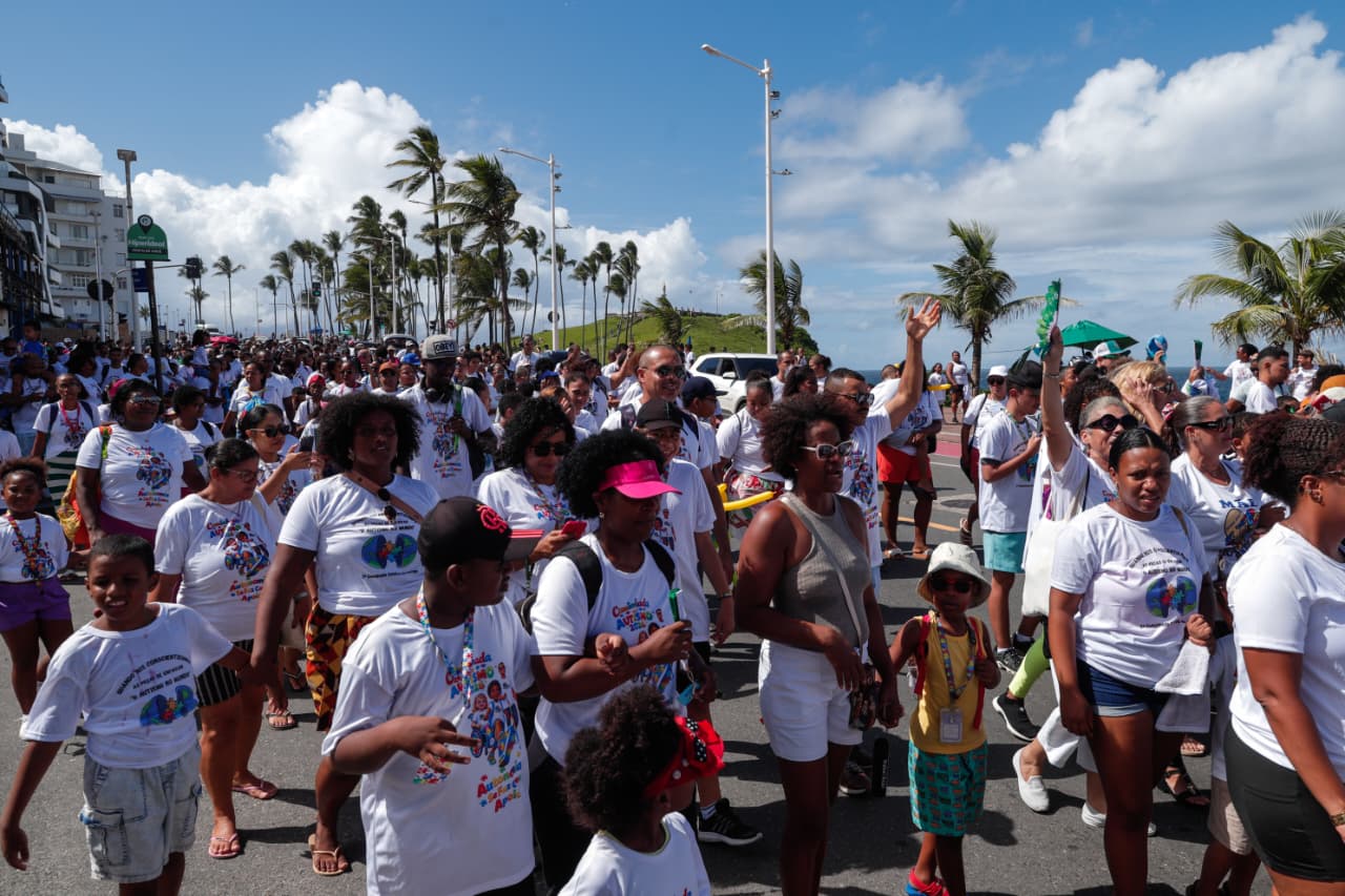 Famílias se reúnem em caminhada por inclusão de autistas em Salvador