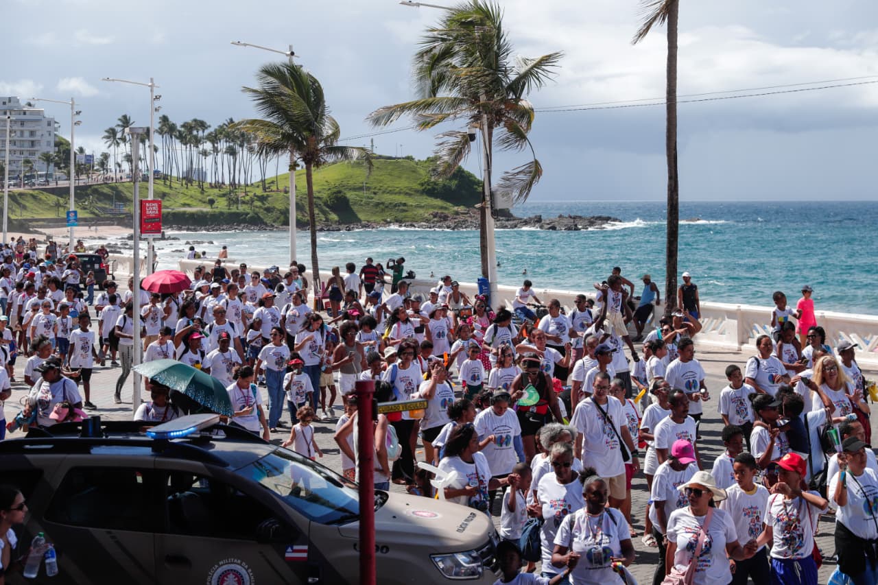 Famílias se reúnem em caminhada por inclusão de autistas em Salvador