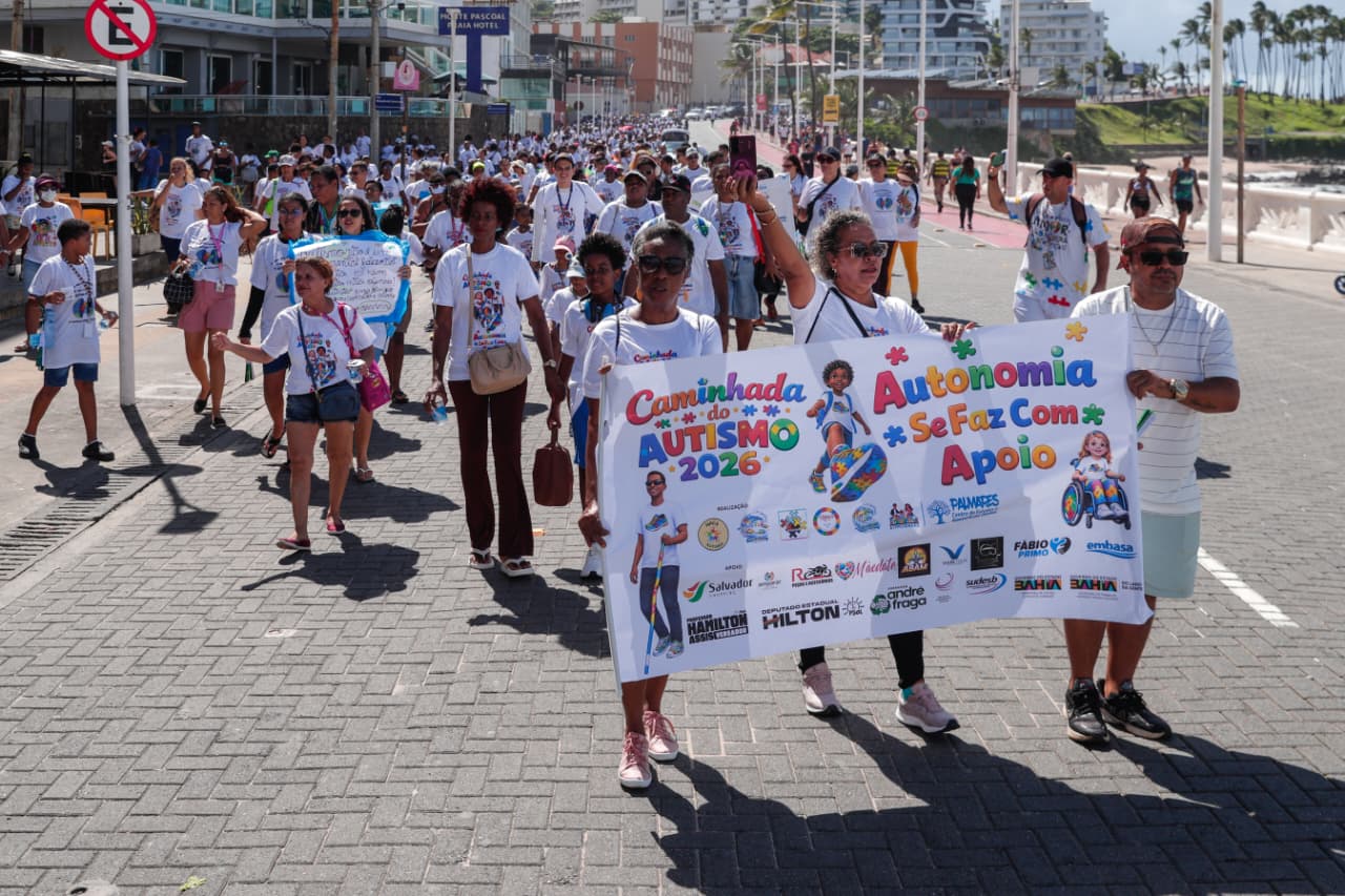 Famílias se reúnem em caminhada por inclusão de autistas em Salvador