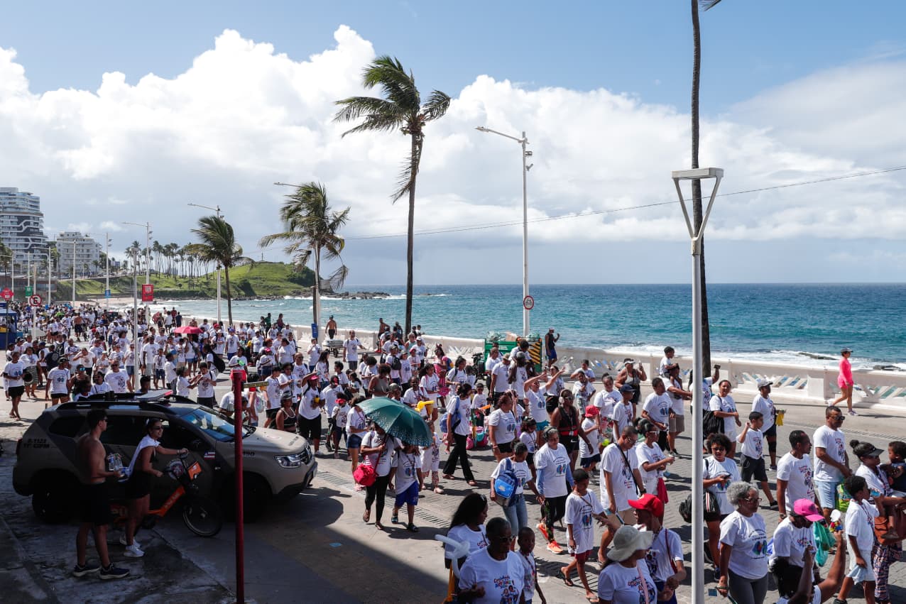 Famílias se reúnem em caminhada por inclusão de autistas em Salvador