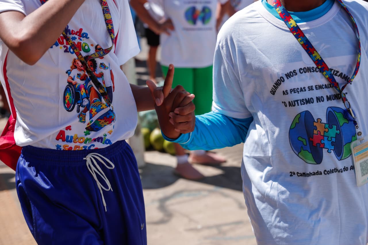 Famílias se reúnem em caminhada por inclusão de autistas em Salvador