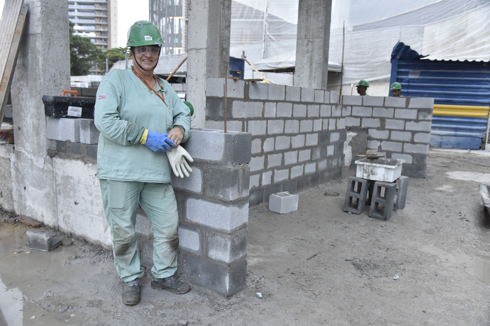 Fazendo história: mulher ajuda a construir o maior prédio da Bahia