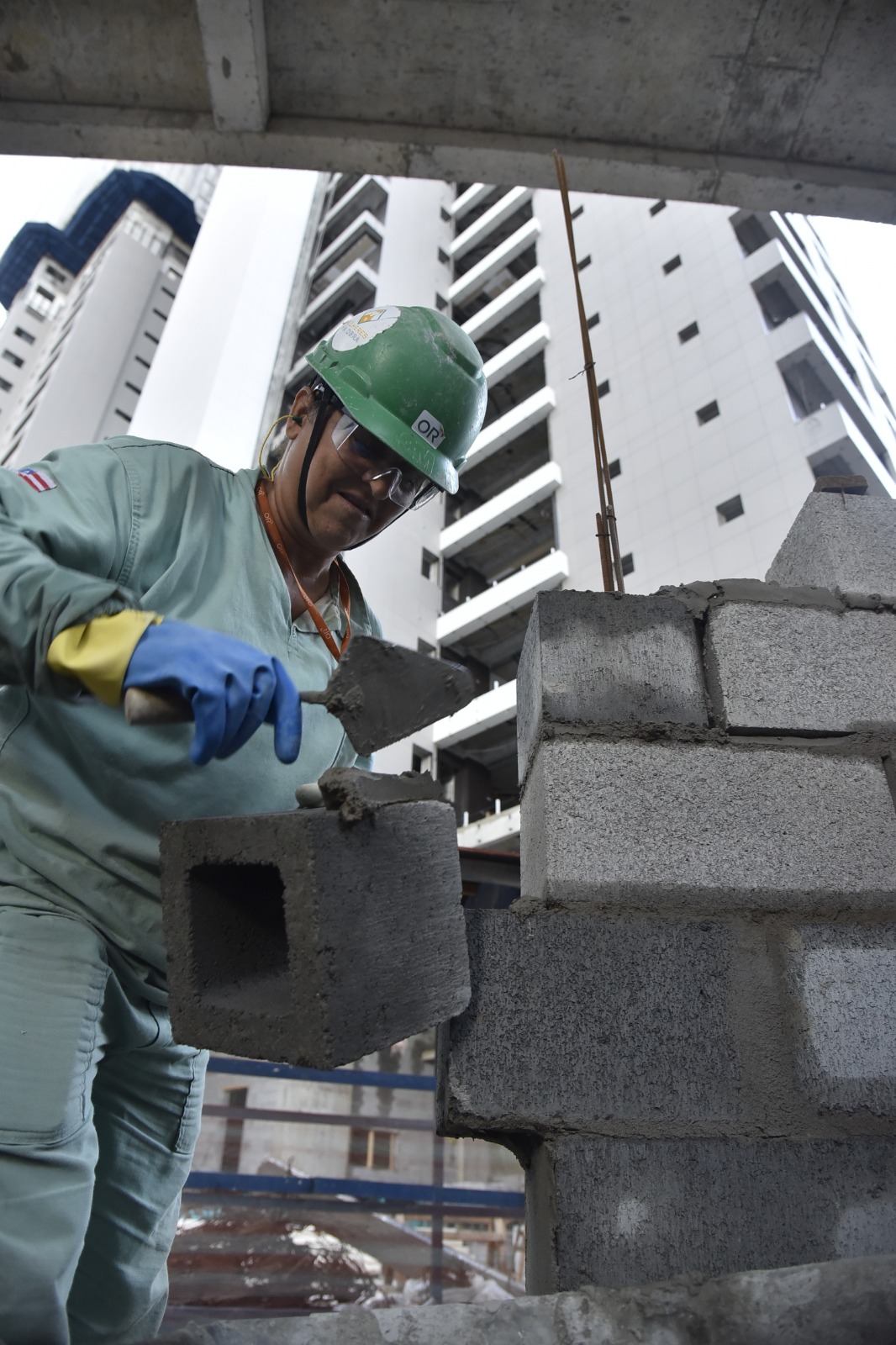 Fazendo história: mulher ajuda a construir o maior prédio da Bahia