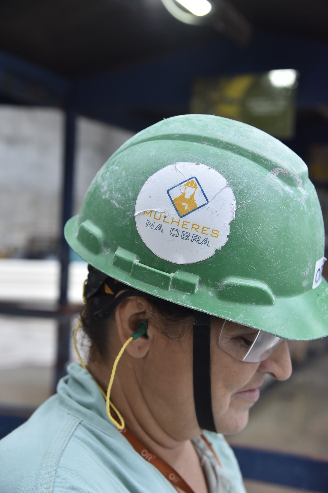 Fazendo história: mulher ajuda a construir o maior prédio da Bahia