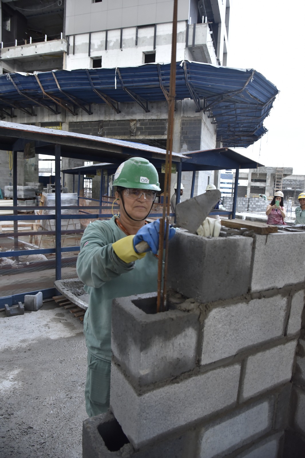 Fazendo história: mulher ajuda a construir o maior prédio da Bahia