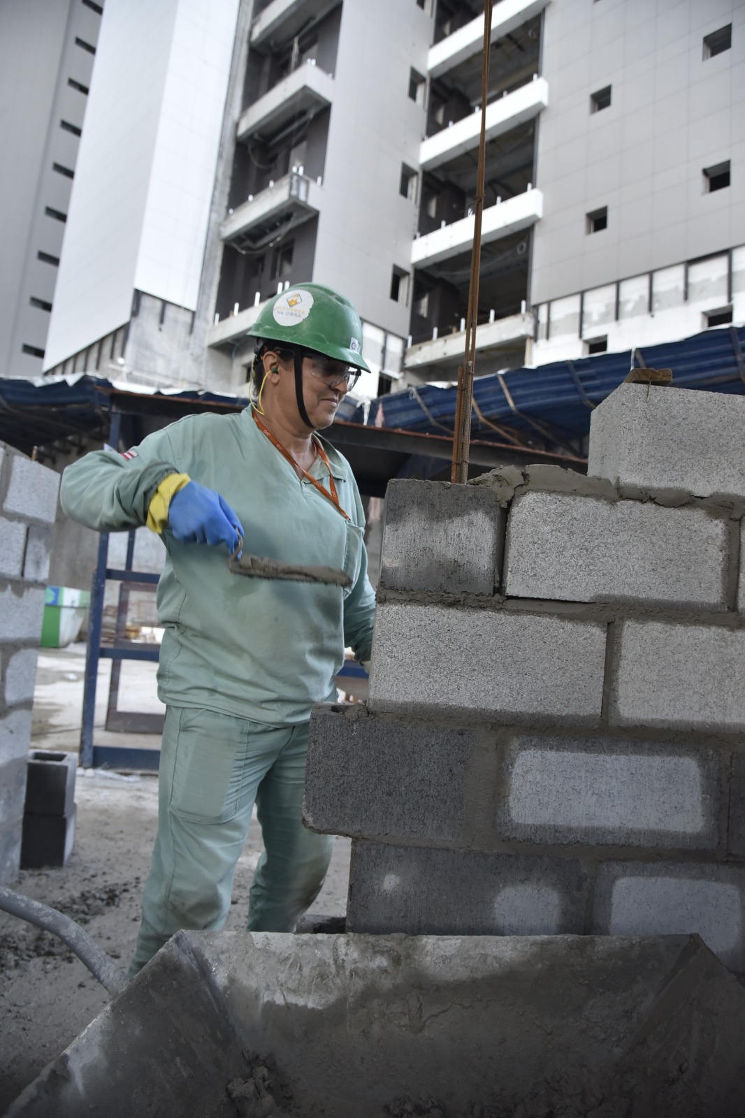 Fazendo história: mulher ajuda a construir o maior prédio da Bahia