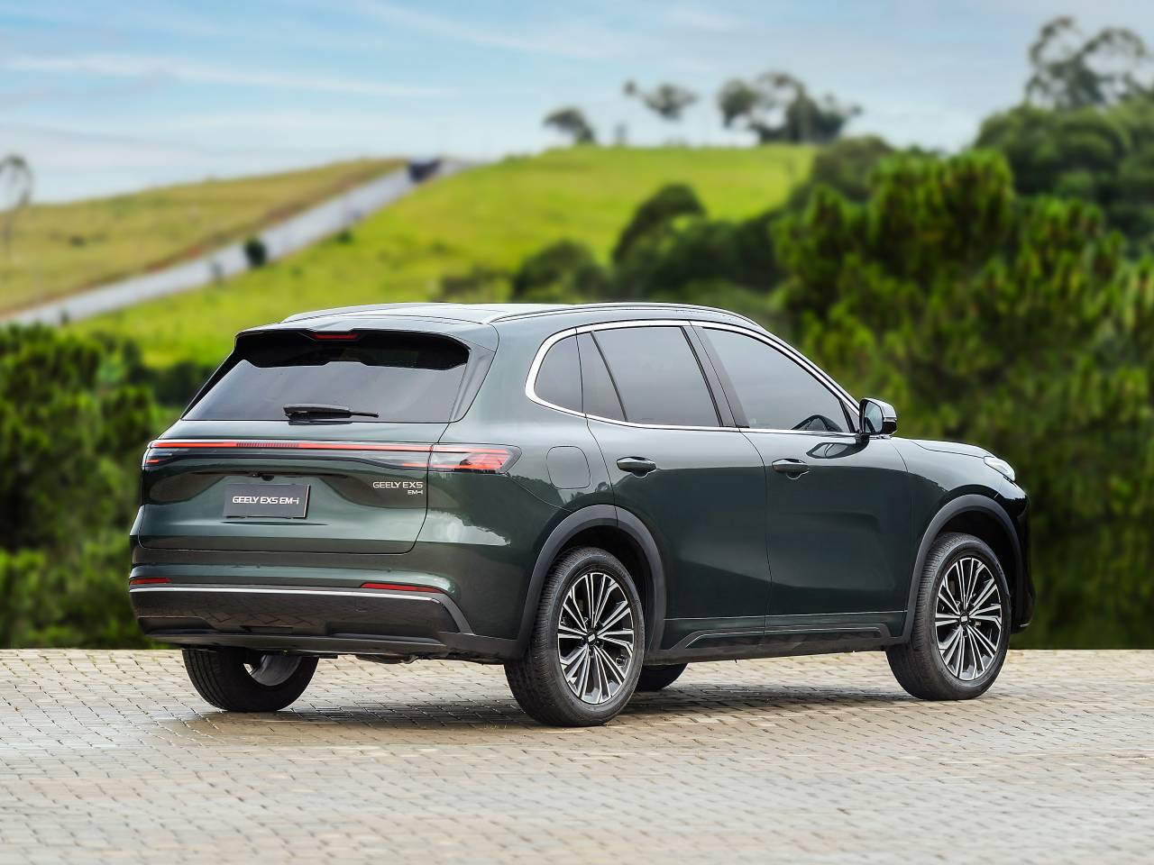 Geely lança SUV híbrido EX5 no Brasil com promessa de 1.300 km de autonomia