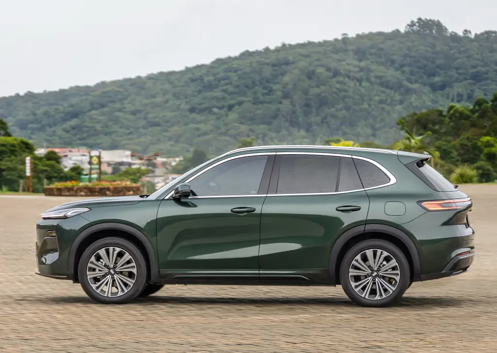 Geely lança SUV híbrido EX5 no Brasil com promessa de 1.300 km de autonomia