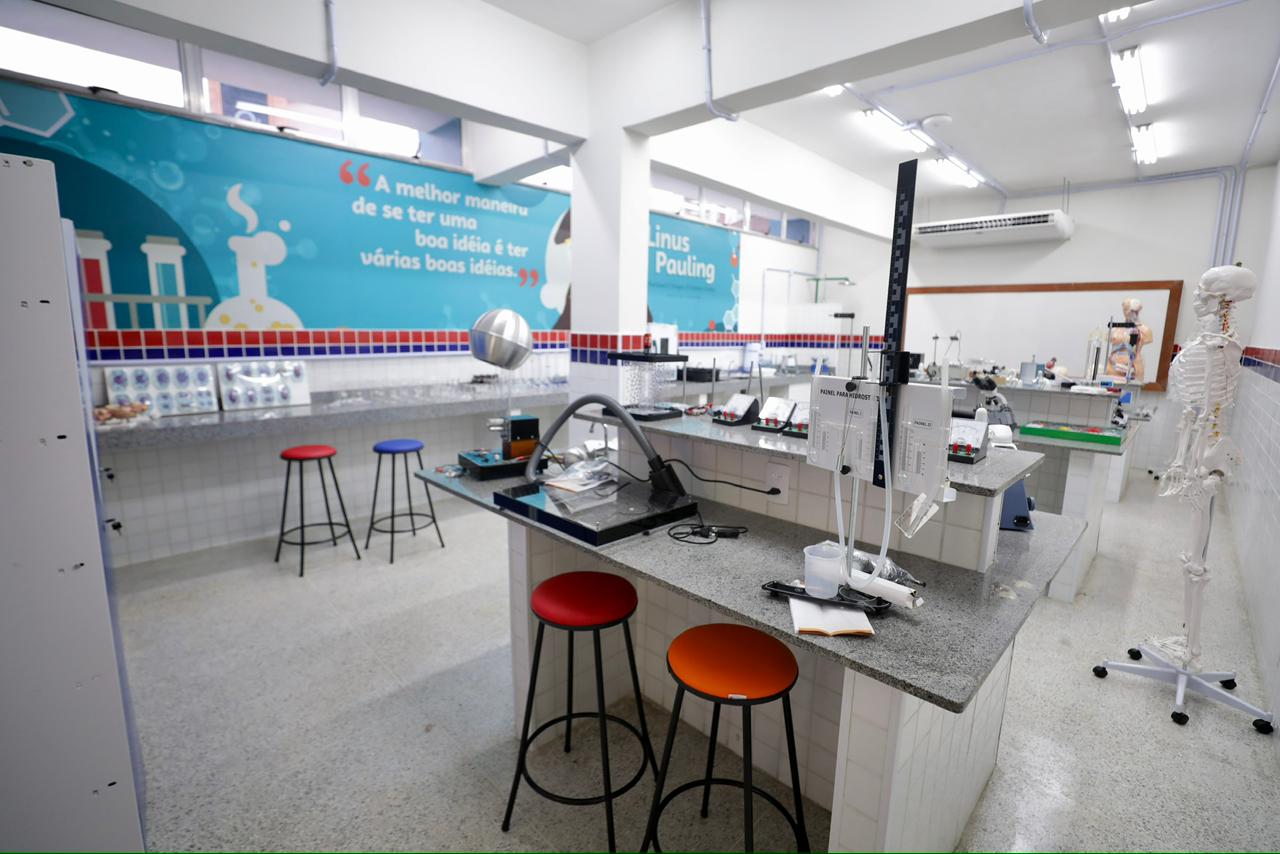 Governo investe R$ 8,9 milhões e entrega modernização de colégio estadual na Pituba