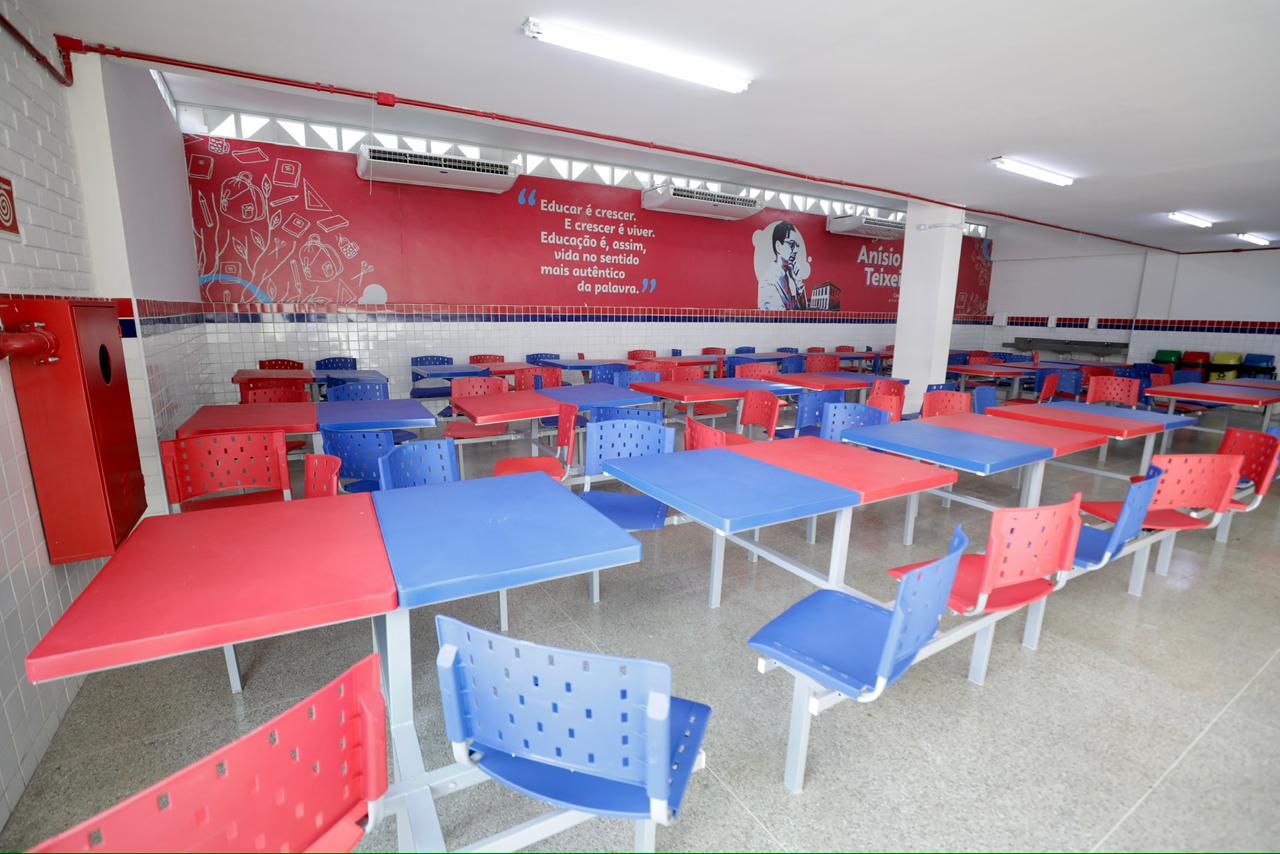 Governo investe R$ 8,9 milhões e entrega modernização de colégio estadual na Pituba