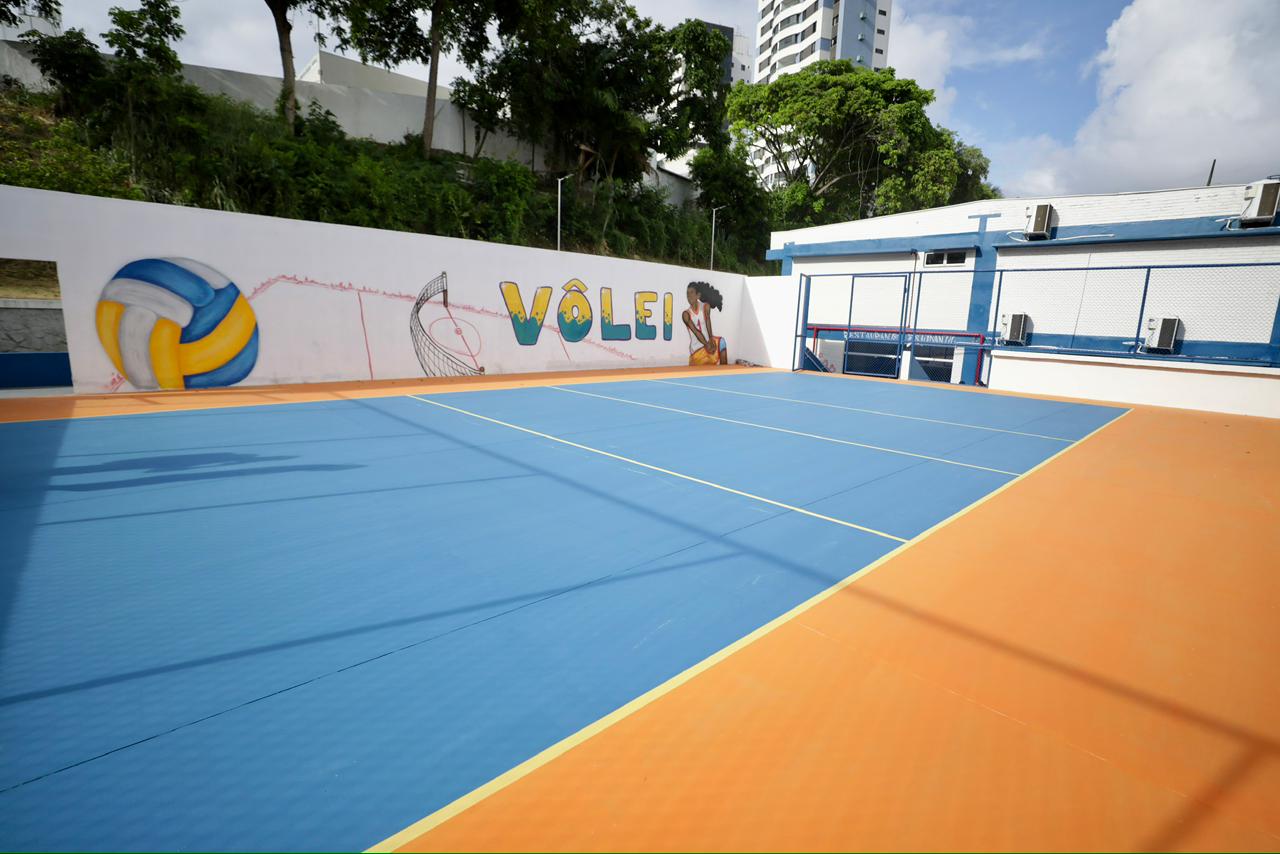 Governo investe R$ 8,9 milhões e entrega modernização de colégio estadual na Pituba