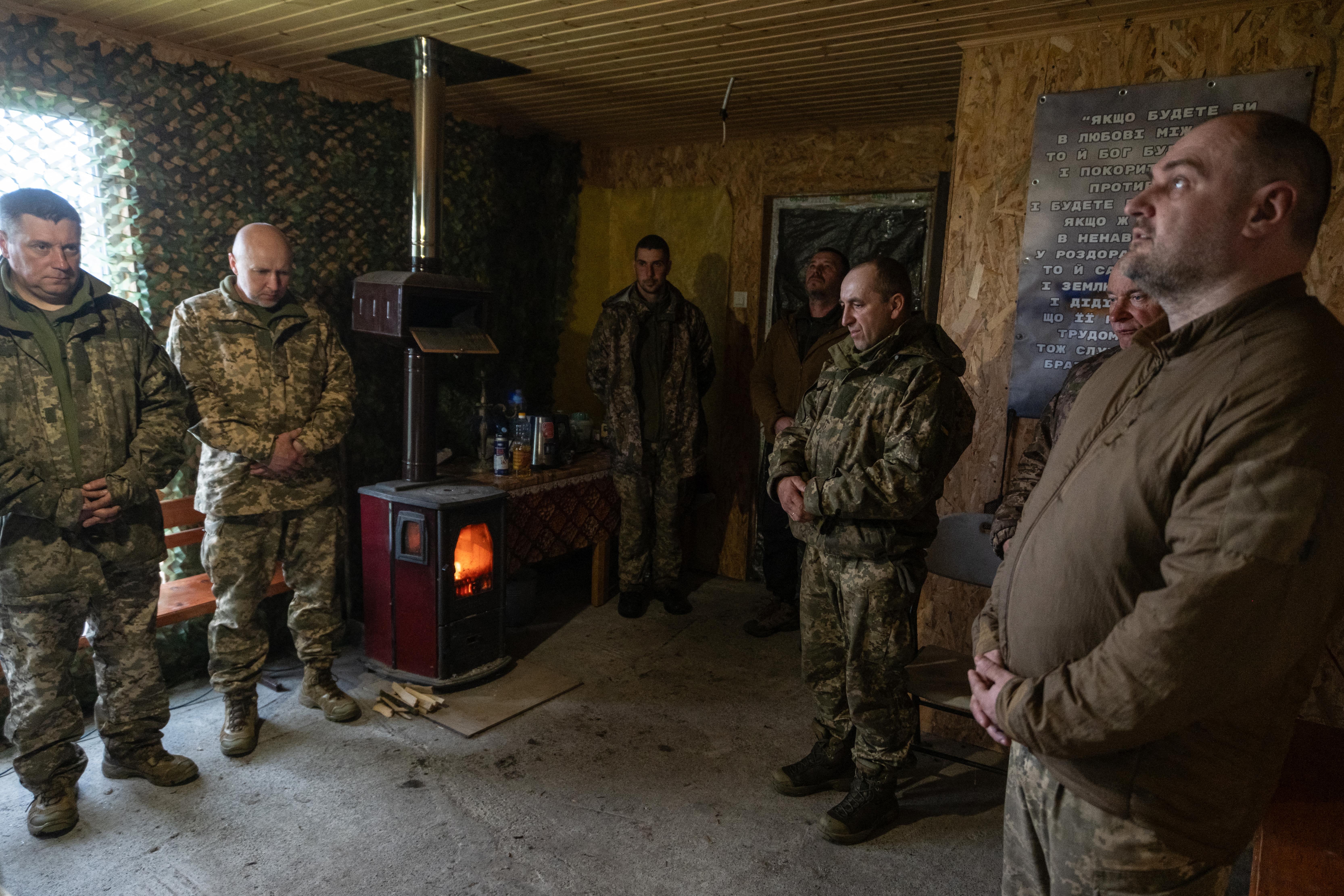 Militares ucranianos participam de um culto religioso em uma sala transformada em igreja em um local não divulgado perto de Sloviansk