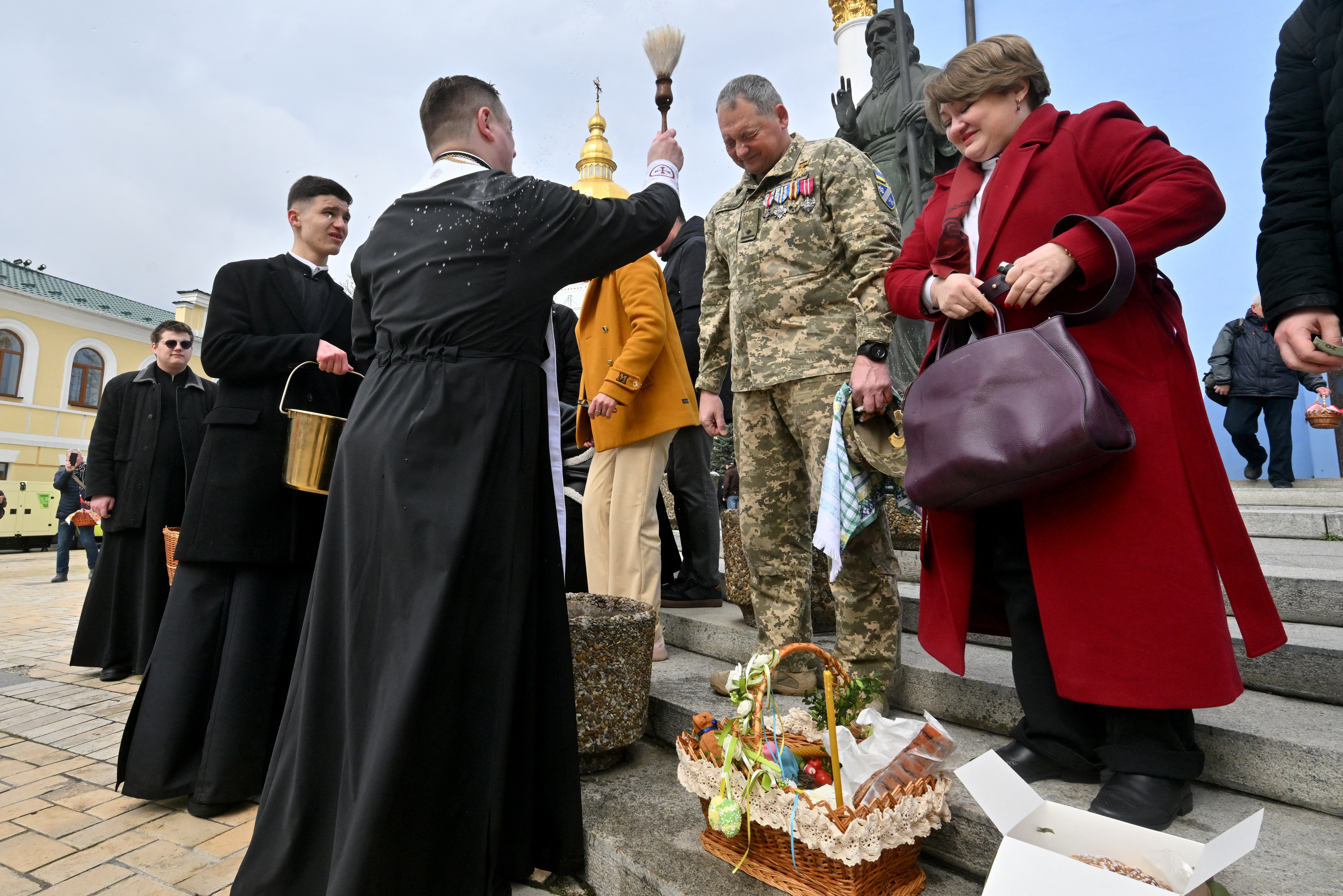 Um padre ortodoxo abençoa um militar ucraniano condecorado durante a missa de Páscoa em frente à Catedral de São Miguel das Cúpulas Douradas, em Kiev