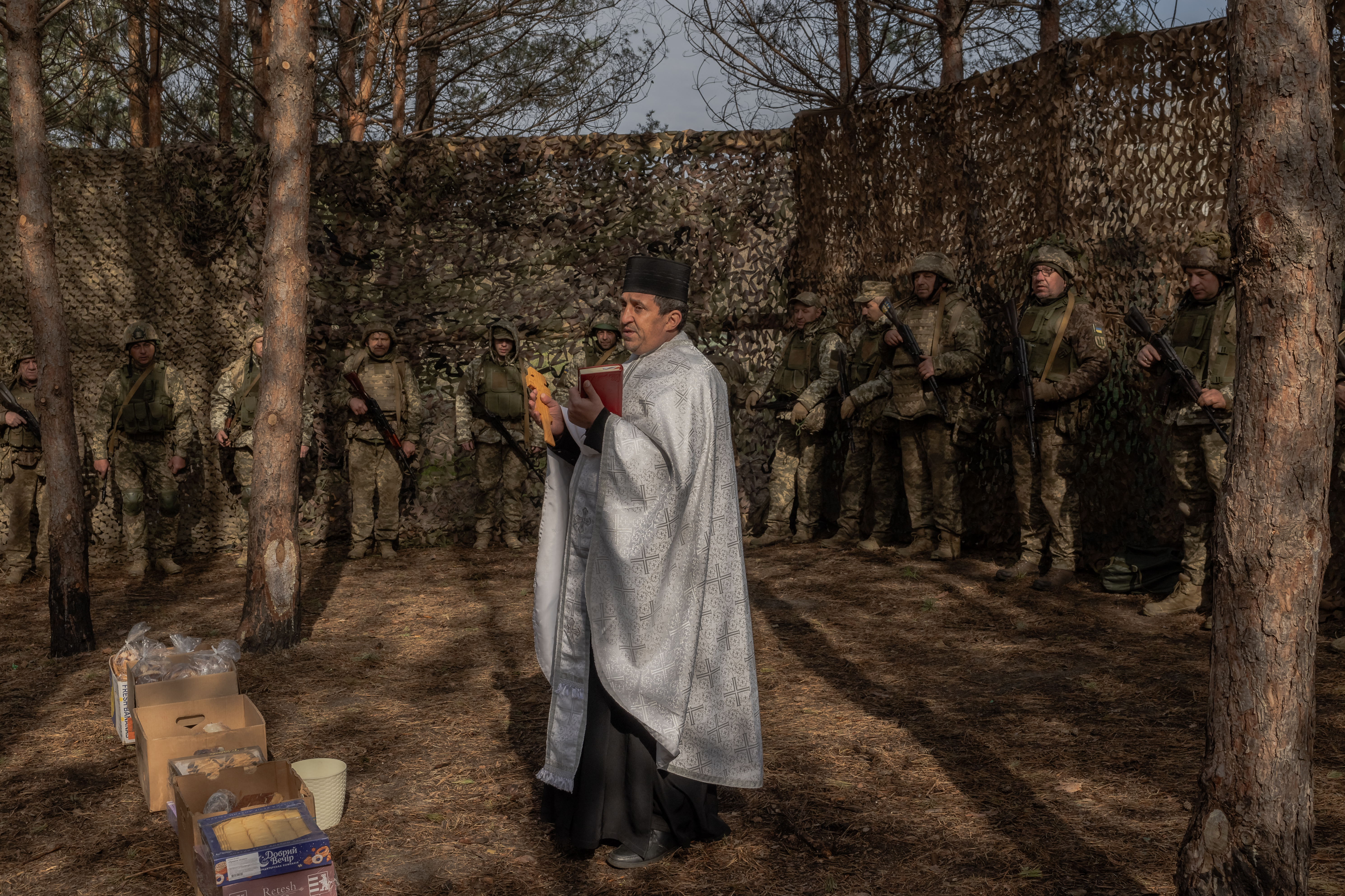O padre Petro Nemesh lidera uma cerimônia religiosa com militares ucranianos da 33ª Brigada Mecanizada Independente para celebrar a Páscoa Ortodoxa, na região de Kharkiv,