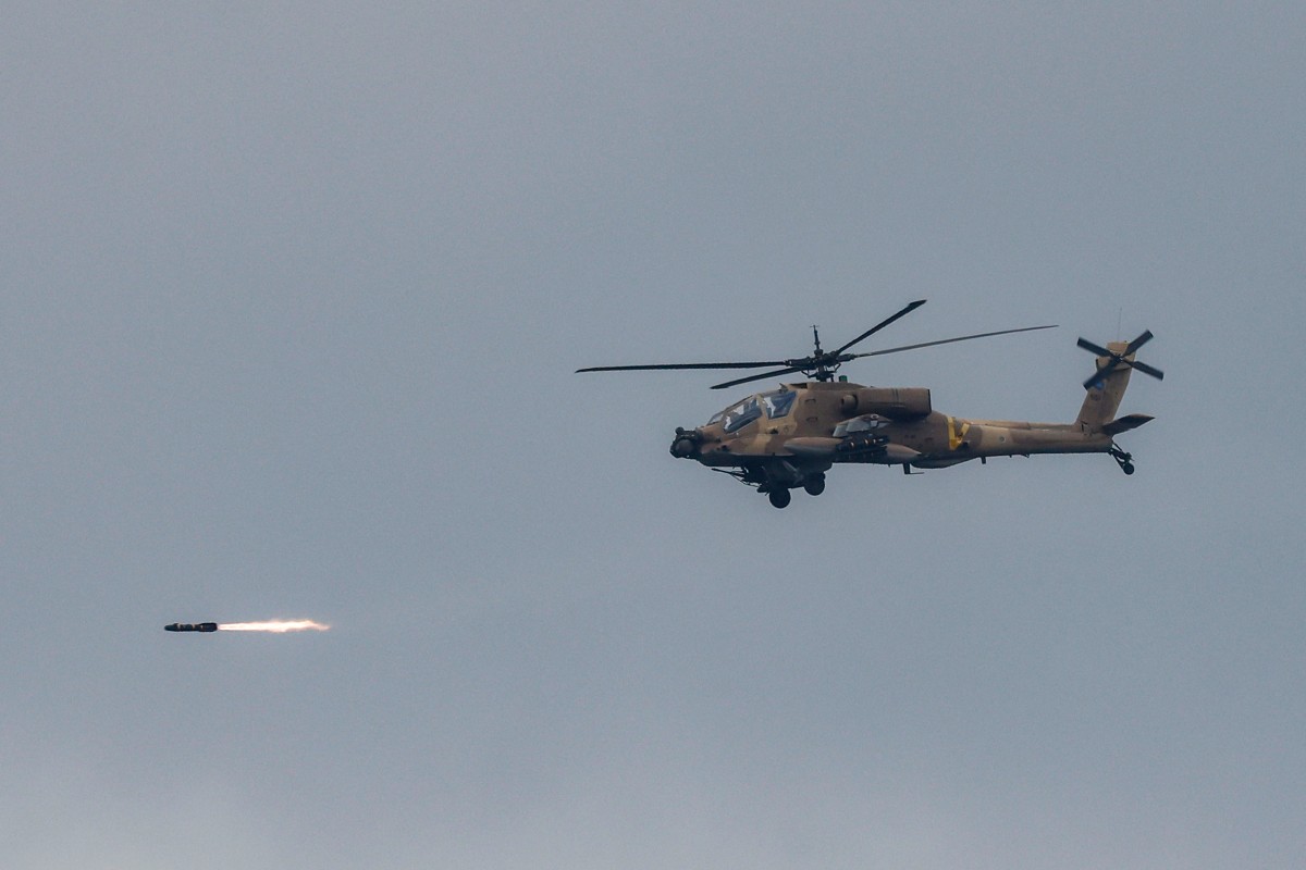 Helicóptero de ataque AH-64 Apache da Força Aérea Israelense dispara foguetes na fronteira entre o norte de Israel e o sul do Líbano