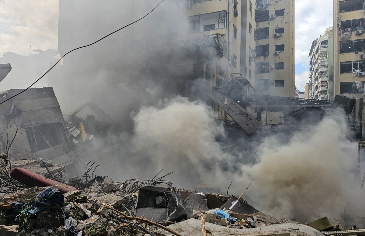 Fumaça sobe do local de um ataque aéreo israelense que atingiu o bairro de Haret Hreik