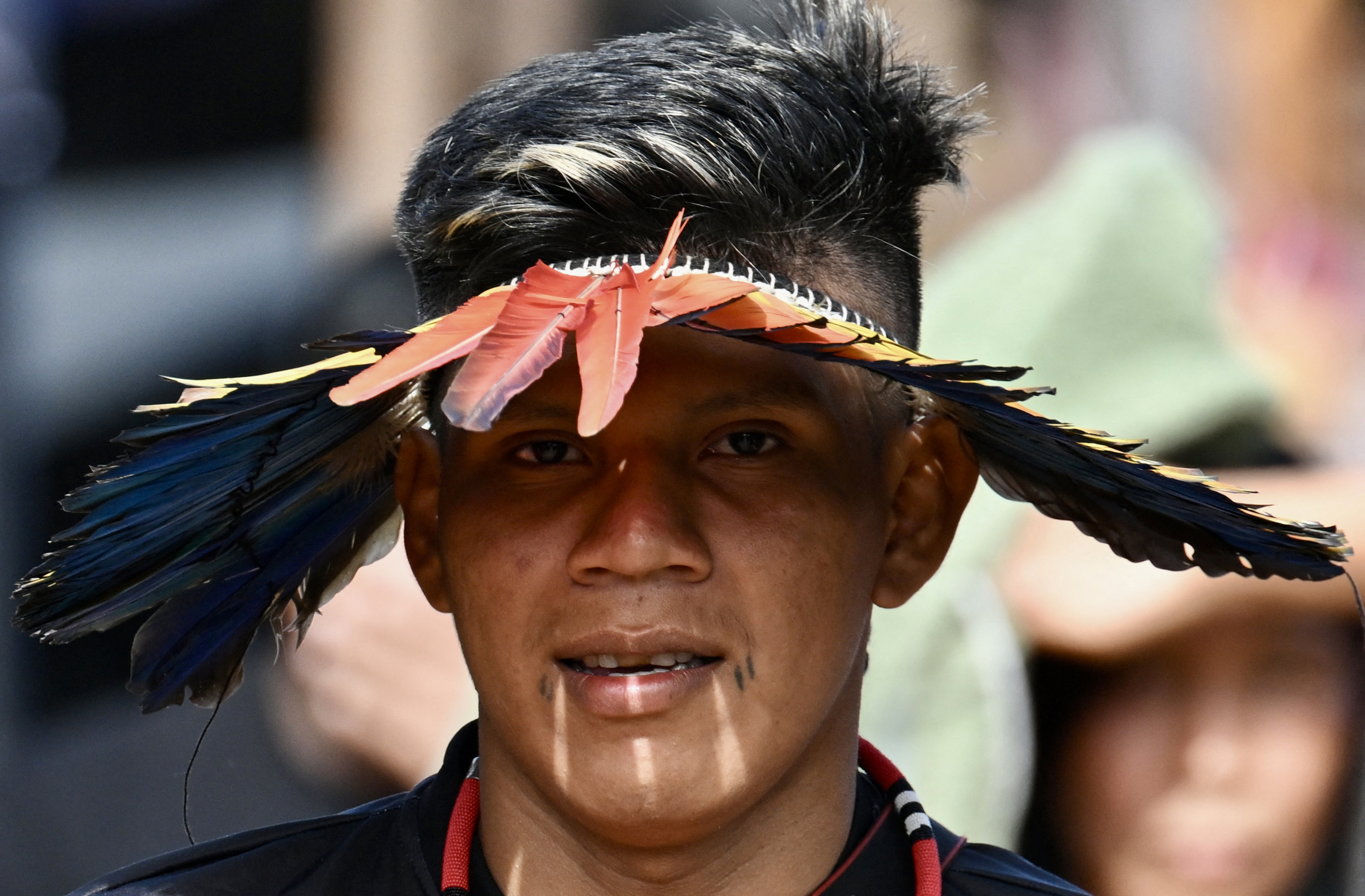 Um indígena brasileiro chega ao Acampamento Terra Livre