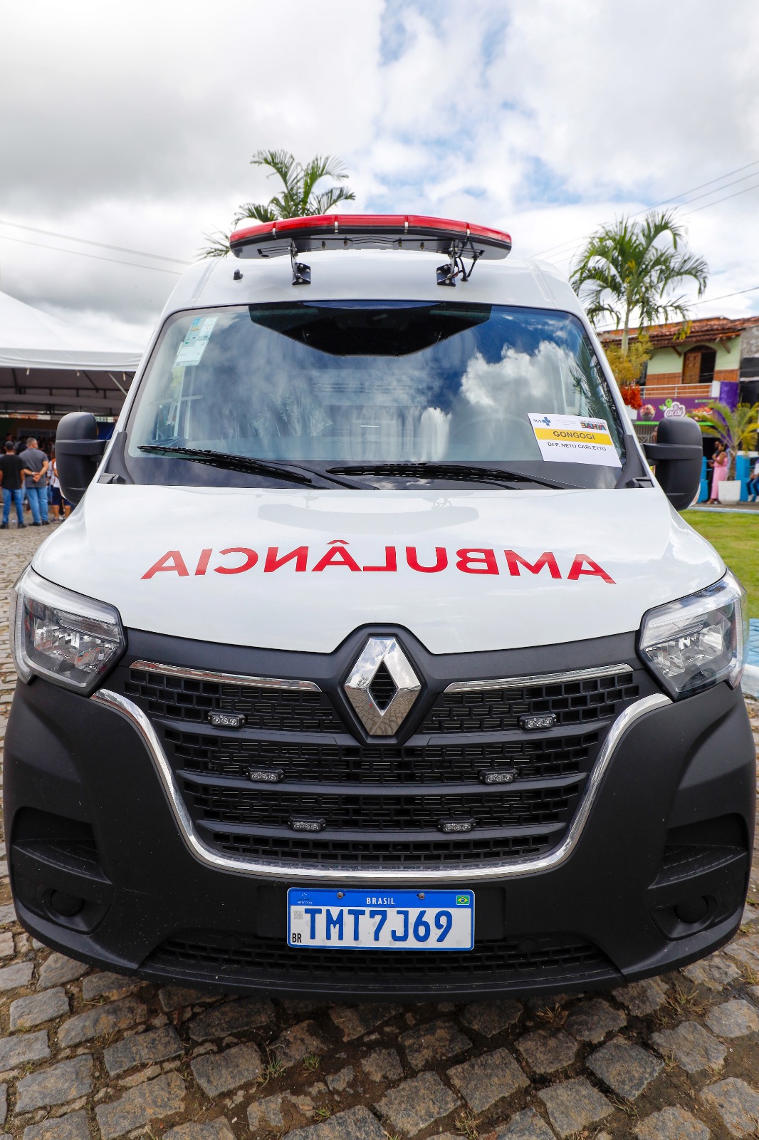 Foram entregues ambulâncias e ônibus escolares