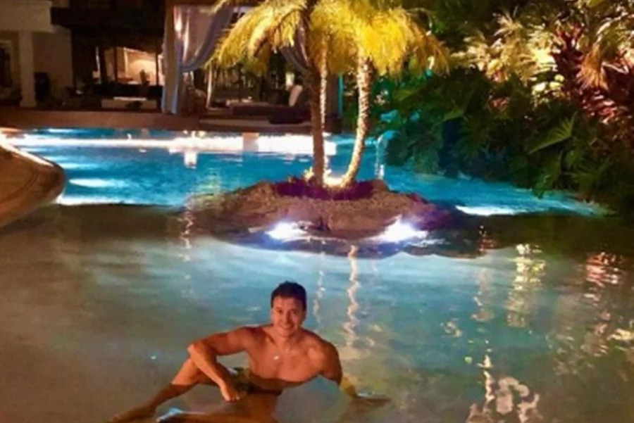 Mansão milionária de apresentador famoso tem "ilha particular"; veja
