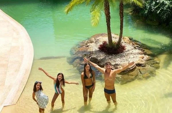 Mansão milionária de apresentador famoso tem "ilha particular"; veja