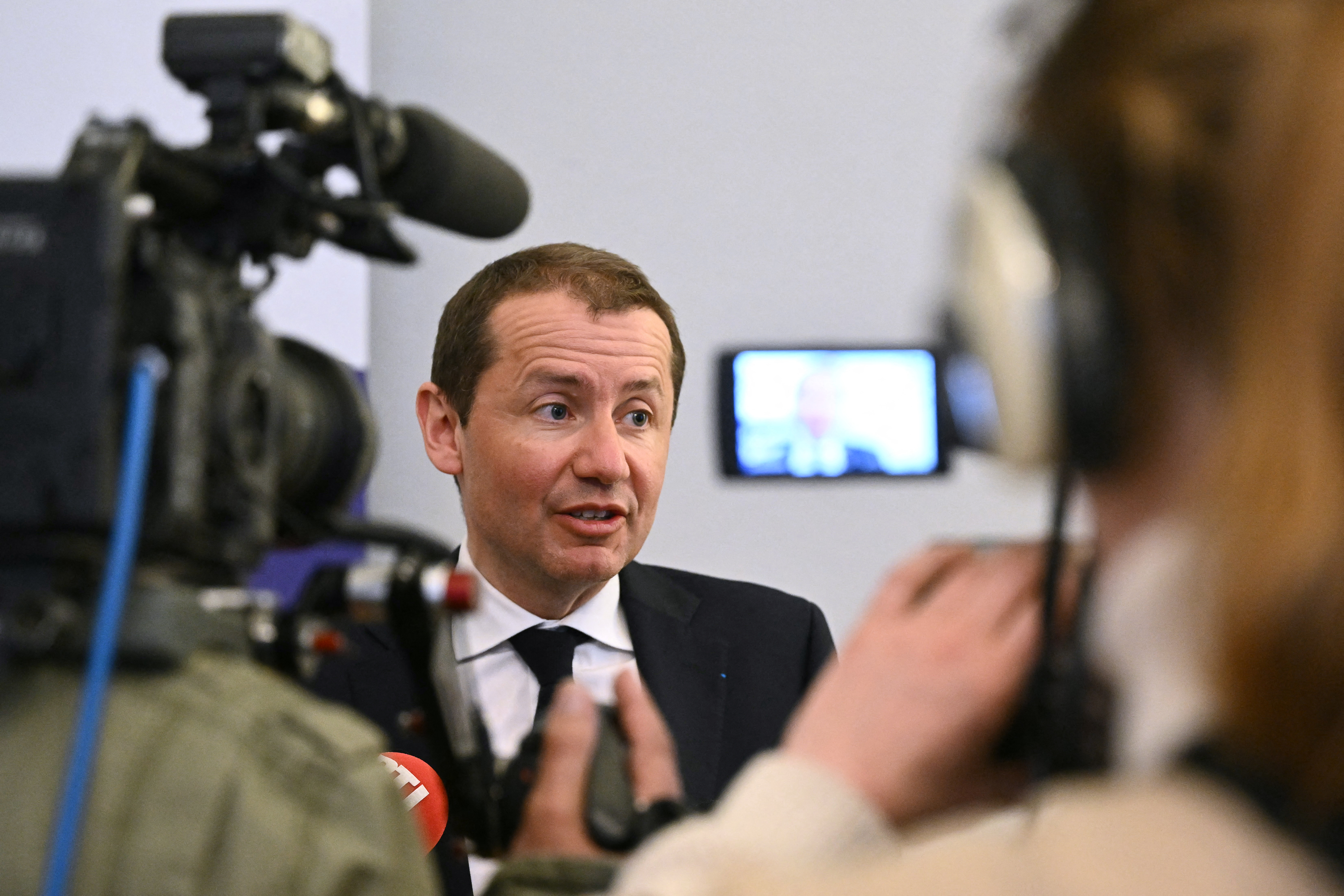 O procurador público de Mulhouse, Nicolas Heitz, fala à imprensa após um menino ter sido encontrado nu e desnutrido sobre uma pilha de lixo em uma van onde era mantido trancado, em Hagenbach