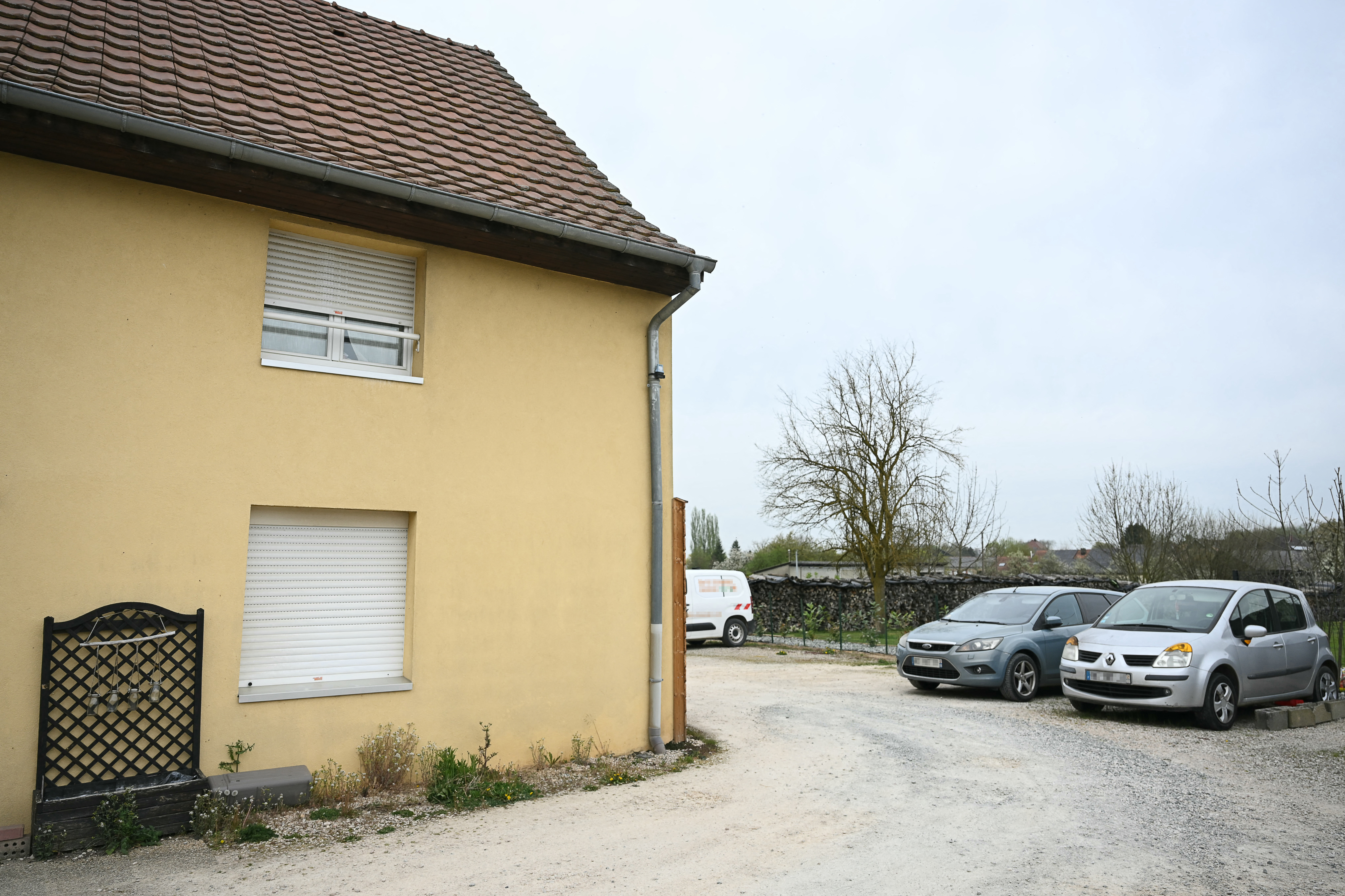 Os gendarmes encontraram a criança em 6 de abril de 2026, após serem alertados por um morador local que ouviu "sons de criança"