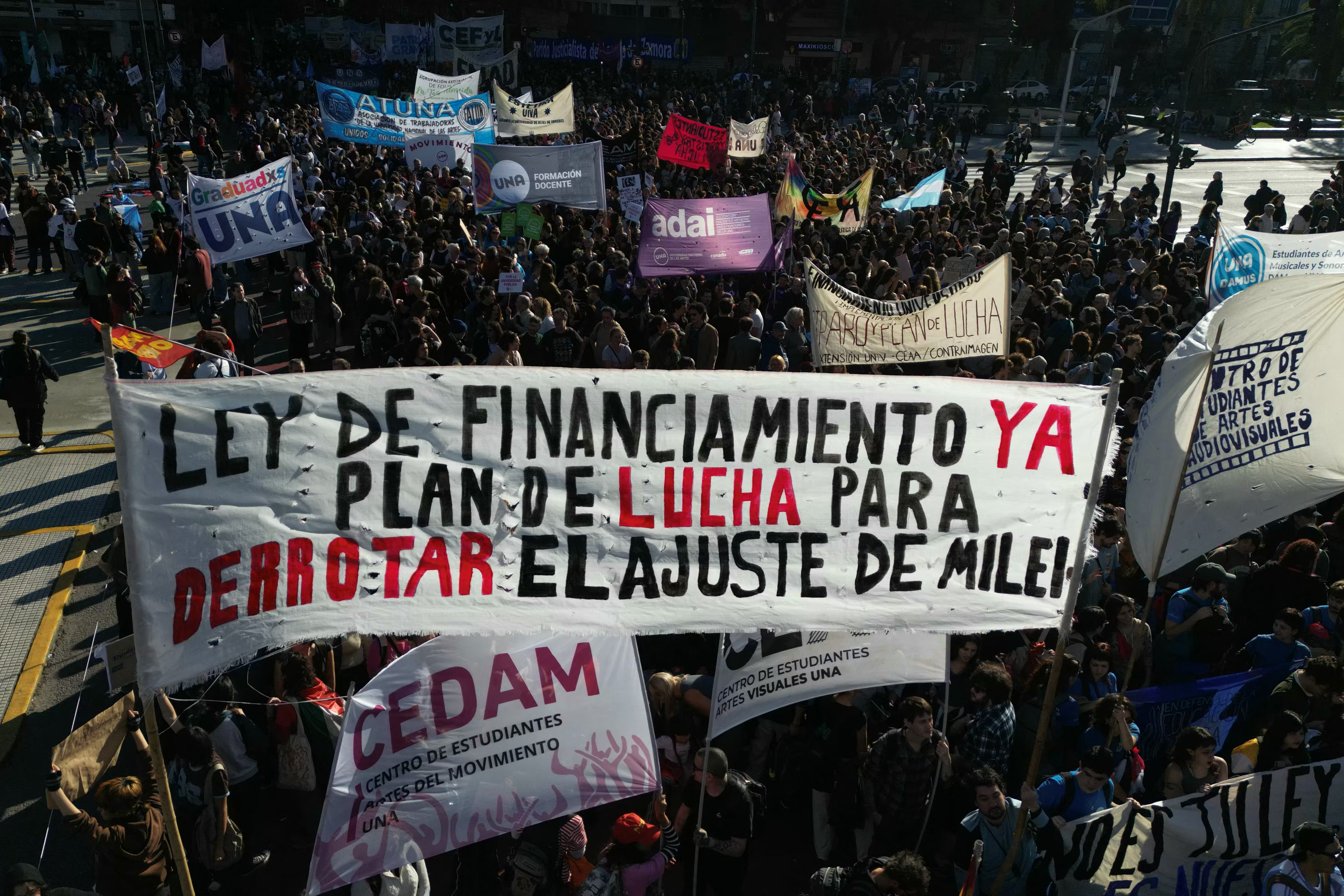 Estudantes universitários e trabalhadores marcham para participar de um protesto na Plaza de Mayo contra as políticas do governo de Javier Milei em Buenos Aires