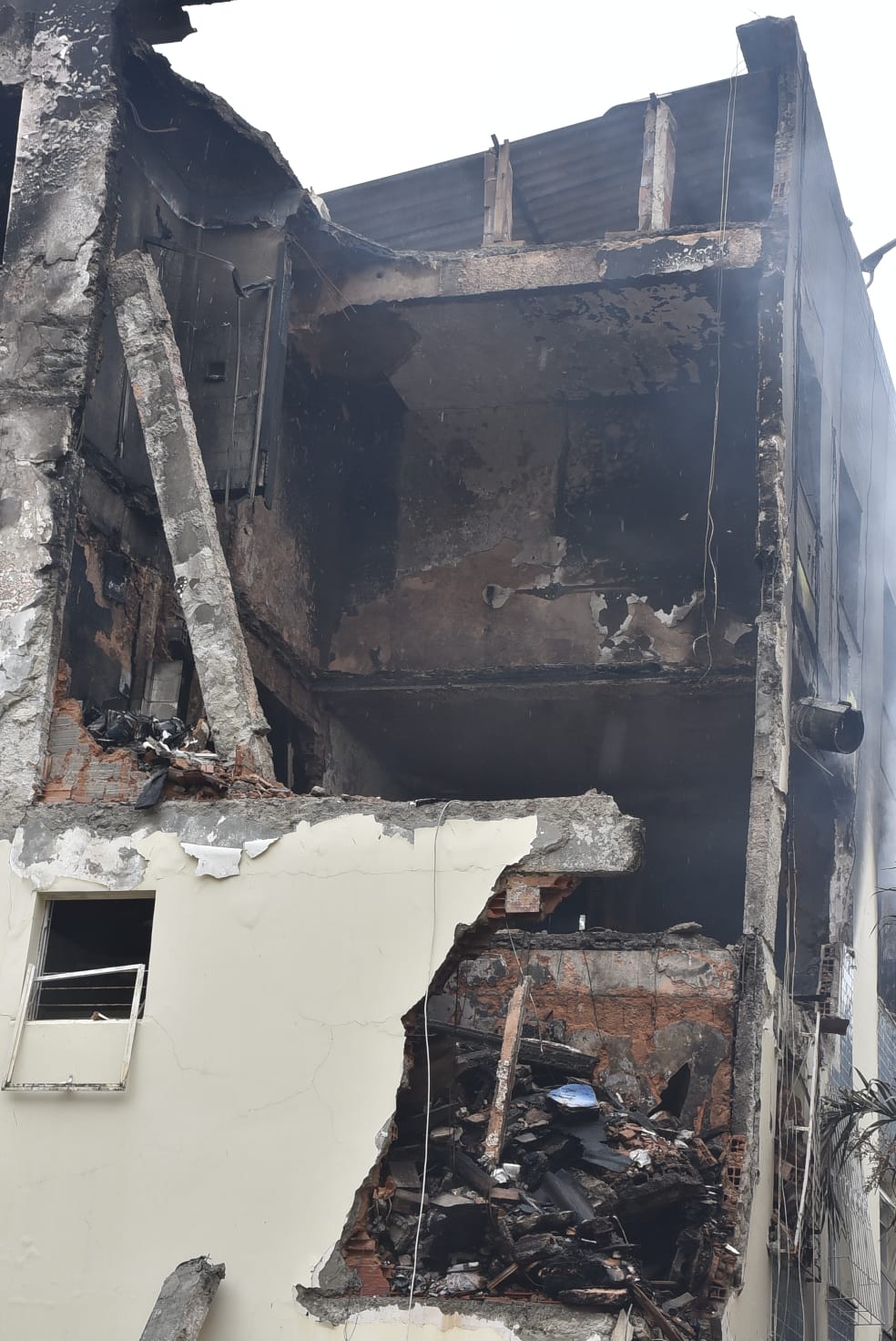 Incêndio aconteceu no bairro do Stiep e deixou ao menos 16 feridos.