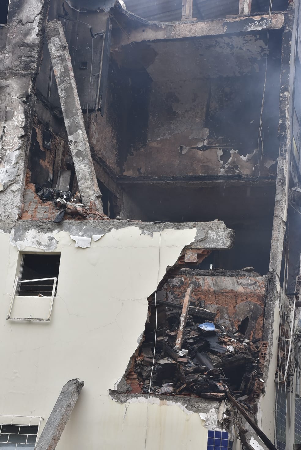 Incêndio aconteceu no bairro do Stiep e deixou ao menos 16 feridos.