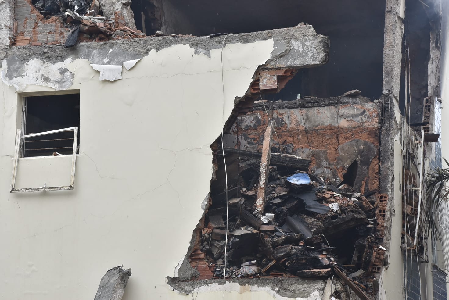 Incêndio aconteceu no bairro do Stiep e deixou ao menos 16 feridos.