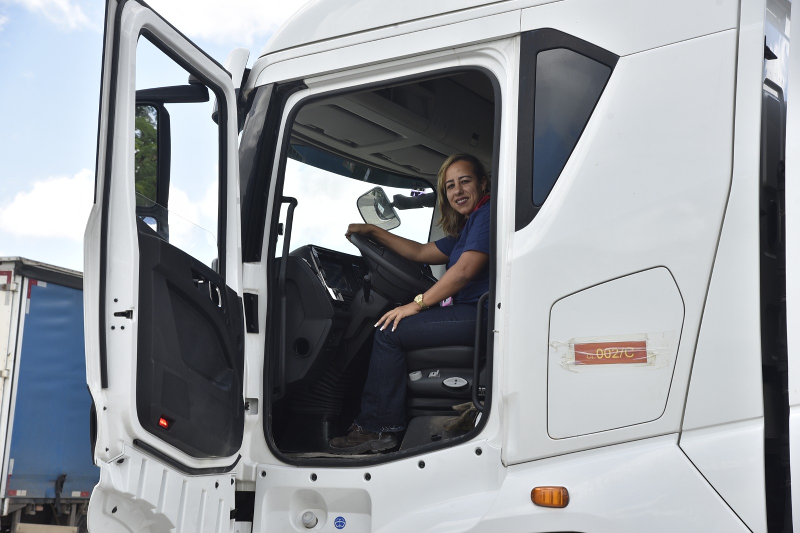 Mulher faz história ao ser a primeira a dirigir carreta elétrica da BYD no Brasil