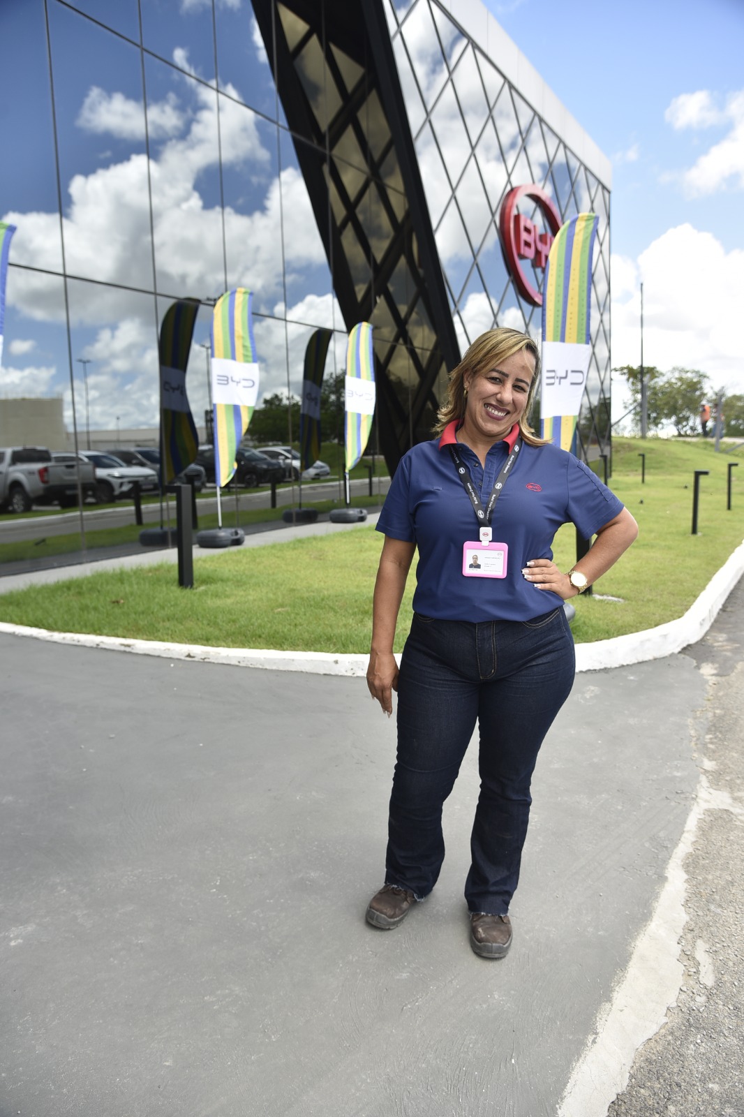 Mulher faz história ao ser a primeira a dirigir carreta elétrica da BYD no Brasil