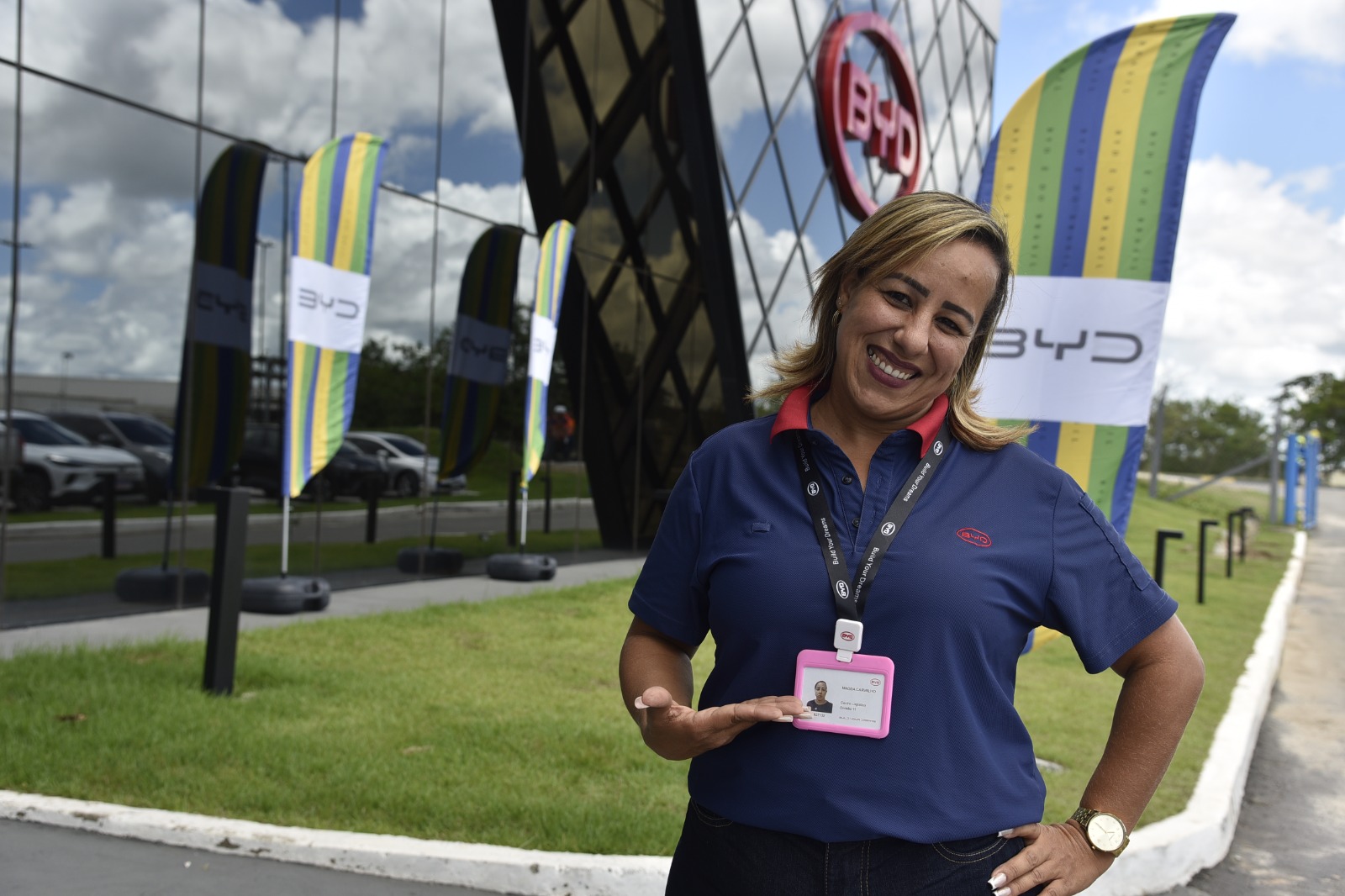 Mulher faz história ao ser a primeira a dirigir carreta elétrica da BYD no Brasil