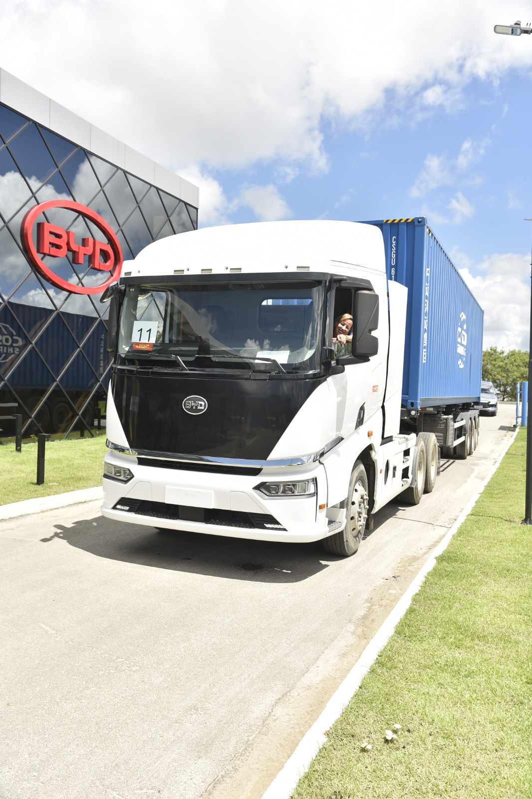 Mulher faz história ao ser a primeira a dirigir carreta elétrica da BYD no Brasil
